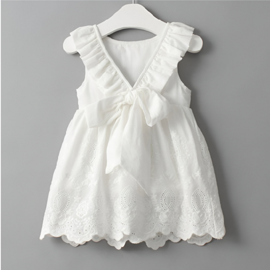 SunLily – Weißes rückenfreies Sommerkleid für kleine Mädchen